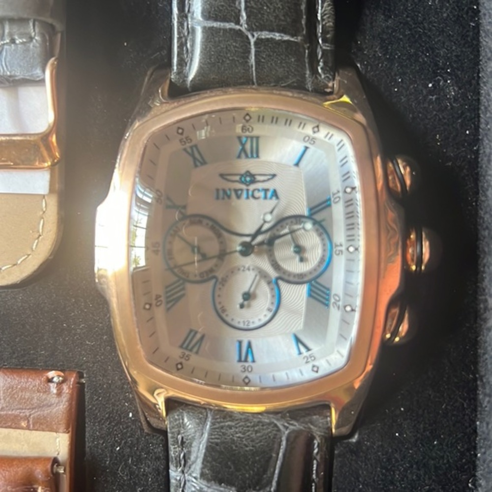 Men’s Invicta Lupah Special Ed. Rose color case teal numerals. 5 bands working.